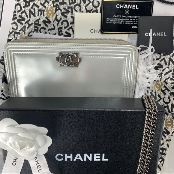 CHANEL Patent Boy Zip Wallet on Chain - Picture 3 of 9